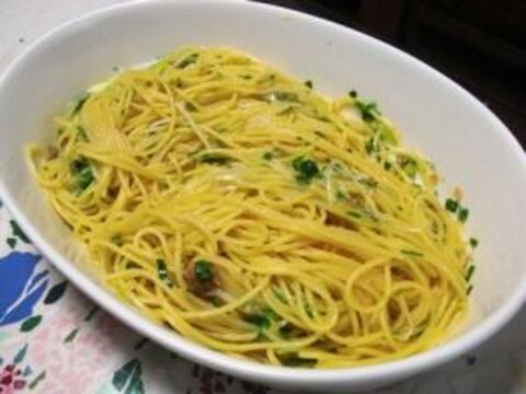 梅ねぎ貝割れで和パスタ